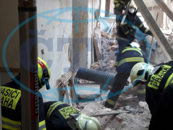 Трое украинских заробитчан в Праге оказались под завалами здания