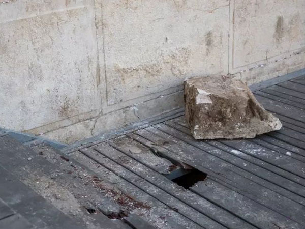 Знак свыше: из Стены Плача выпал камень весом 100 кг