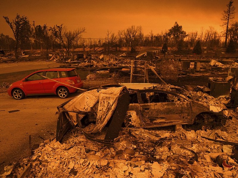 Огненный смерч в Калифорнии: десятки тысяч американцев покинули свои дома