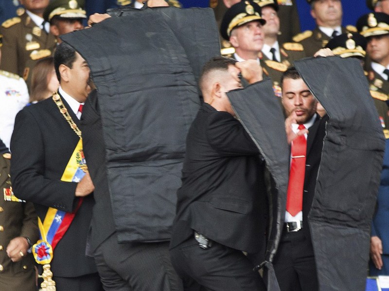 Президента Венесуэлы во время военного парада пытались убить с помощью дронов