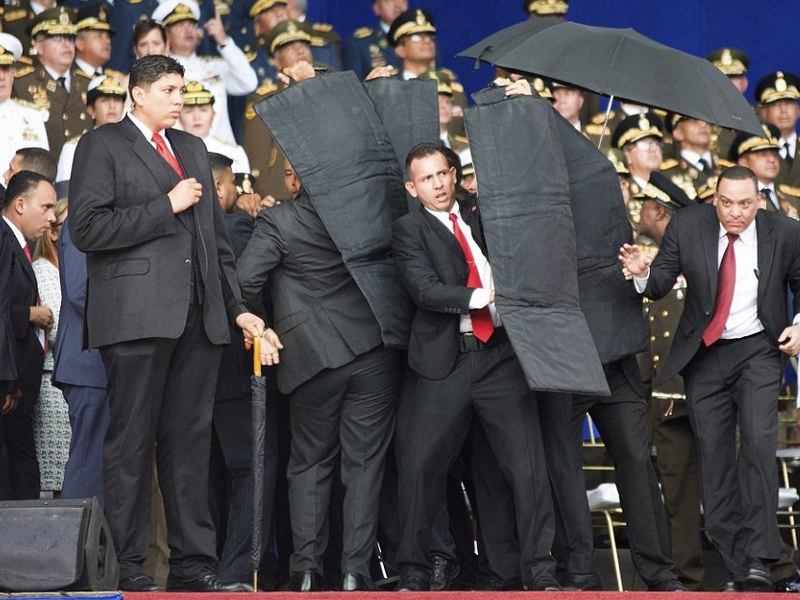 Президента Венесуэлы во время военного парада пытались убить с помощью дронов