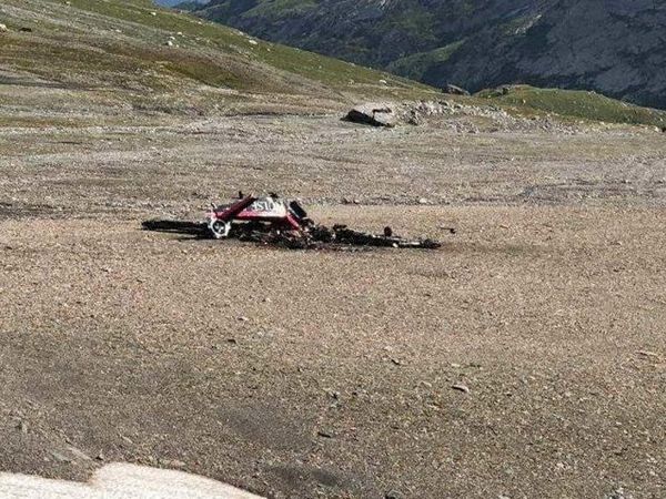 В Швейцарии самолет врезался в гору: появились фото с места авиакатастрофы