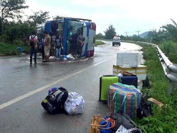 На популярном курорте в Таиланде опрокинулся автобус с туристами