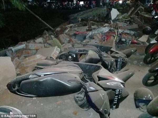 Мощное землетрясение повергло в шок тысячи туристов на островах Ломбок и Бали