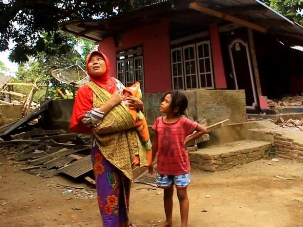 Землетрясение в Индонезии: власти заняты эвакуацией туристов и не помогают местным жителям