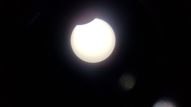 В сети показали первые фото солнечного затмения