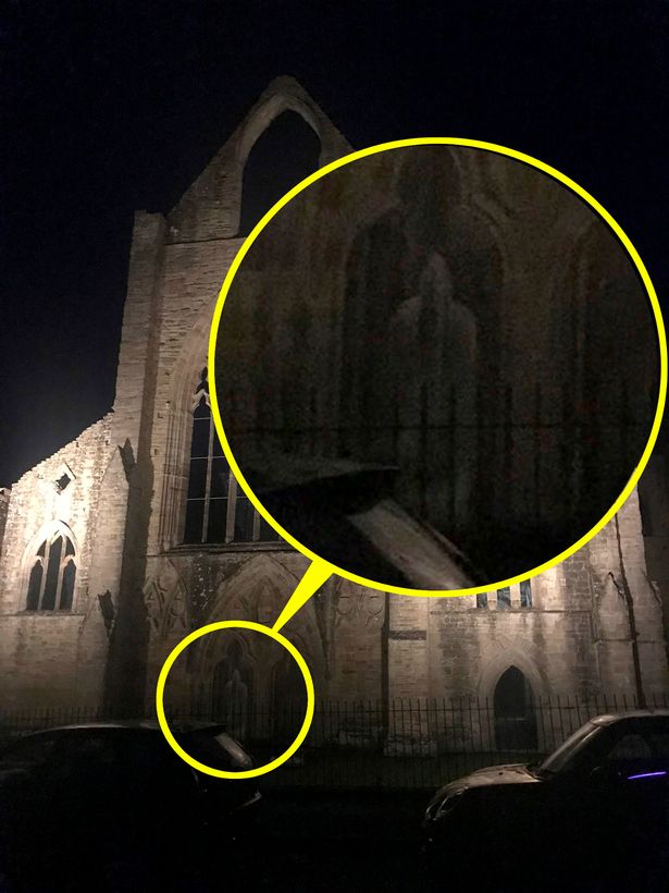 Британка сфотографировала привидение в старинном аббатстве