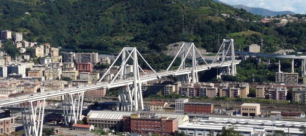 В Италии обрушился знаменитый подвесной мост вместе с автомобилями