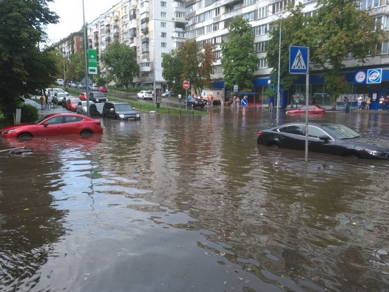 Появились фото ужасающего потопа после ливня в Киеве — Машины практически плывут
