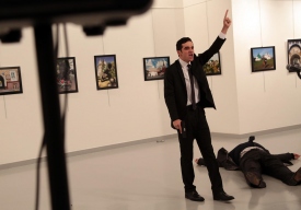 В Анкаре застрелен посол России в Турции