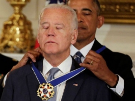 Вице-президент США Джо Байден прослезился во время получения награды от Обамы