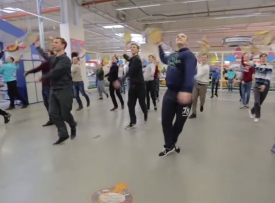 Артисты ансамбля танца имени Вирского устроили флешмоб в киевском супермаркете