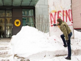 Депутат Гончаренко спровоцировал международный скандал, разрисовав фрагмент Берлинской стены