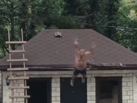 Смотрите, как я могу: в России пьяный мужчина прыгнул с крыши в бассейн, но до воды не долетел 