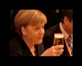 Железная канцлер: Меркель продолжала улыбаться , когда ей за шиворот заливали пять бокалов пива