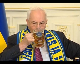 Азаров выпил со шведским фаном честно выигранное пиво