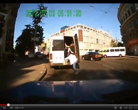 В Днепропетровске женщина выпала из маршрутки прямо под колеса авто 