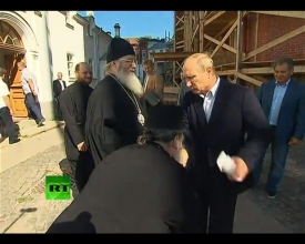 Российские священники целуют руки президенту Путину