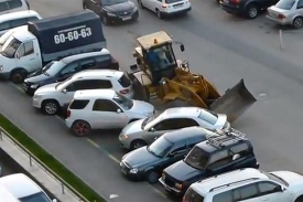 В России пьяный водитель трактора разбил восемь автомобилей