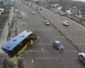 В Киеве автобус, протаранив ограждение, чуть не слетел с моста в Днепр