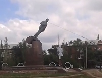 В Северодонецке с постамента повалили памятник Ленину