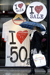 На распродажах мужской пуховик можно найти даже за 250 гривен, а женское демисезонное пальто&nbsp;— за 320 гривен
