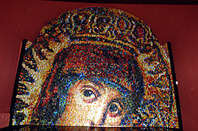 Более 70 человек за девять месяцев расписали 15 тысяч яиц, из которых художница оксана мась сложила уникальное мозаичное панно с изображением божьей матери