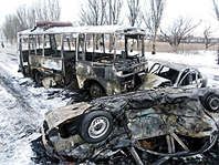 В результате столкновения на обледеневшей дороге в мариуполе двух такси и везшего рабочих автобуса сгорели пять человек
