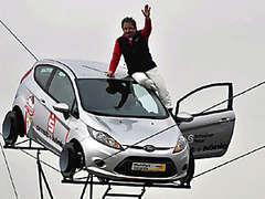 Немецкий канатоходец проехал 120 метров на автомобиле по двум канатам, натянутым на высоте 20 метров над землей
