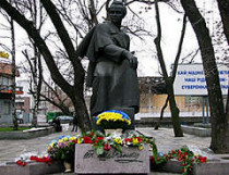 Неизвестные агитаторы испортили памятник молодому тарасу шевченко в днепропетровске, обклеив его листовками