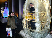 Латвийский иллюзионист геннадий пальчевский побил в москве мировой рекорд, простояв(! ) в контейнере изо льда&#133; 64 часа 32 минуты