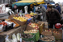 На столичных рынках подорожали картошка и свекла, а соленые огурцы подешевели