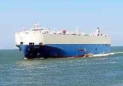 Причиной неожиданных маневров захваченного пиратами судна «asian glory» с десятью украинцами на борту стал прошедший рядом американский военный корабль