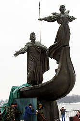 Накануне инаугурации нового президента украины в центре столицы раскололся пополам памятник основателям киева&nbsp;— кию, щеку, хориву и их сестре лыбеди