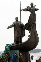 Накануне инаугурации нового президента украины в центре столицы раскололся пополам памятник основателям киева&nbsp;— кию, щеку, хориву и их сестре лыбеди