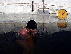 Российский морж установил мировой рекорд, просидев в проруби 100 минут