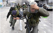 Израильские полицейские применили слезоточивый газ и резиновые пули для разгона палестинцев, устроивших массовые беспорядки в иерусалиме