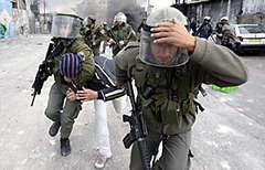 Израильские полицейские применили слезоточивый газ и резиновые пули для разгона палестинцев, устроивших массовые беспорядки в иерусалиме