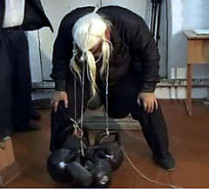 Дагестанский силач в день своего 80-летия поднял 120-килограммовую связку гирь, привязав ее к волосам