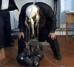 Дагестанский силач в день своего 80-летия поднял 120-килограммовую связку гирь, привязав ее к волосам