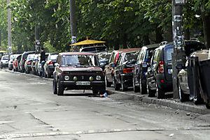 Заместитель начальника департамента гаи сергей будник: «к сожалению, сегодня местные власти не обеспечивают надлежащее количество парковочных мест&nbsp;— вот и приходится узаконивать парковки на тротуарах»