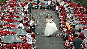 Житель китая подарил своей невесте на свадьбу 99 999 живых алых роз