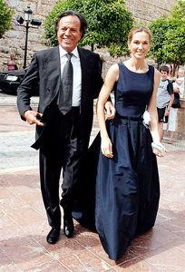 66-летний хулио иглесиас женился на 45-летней голландской модели миранде рейнсбургер, которая родила ему пятерых детей