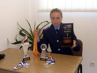 «тренируюсь по пять часов в день, а потом спешу на свой милицейский участок»