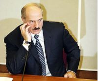 Президент александр лукашенко публично заявил, что москва могла сама подстроить инцидент с бросанием бутылок с зажигательной смесью в здание российского посольства в минске