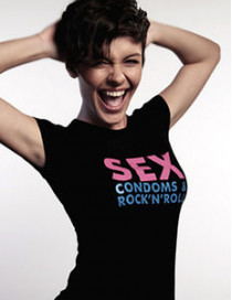 Купив футболку с принтом на тему безопасного секса, каждый может внести свой вклад в помощь вич-позитивным детям