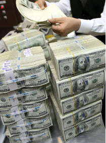 «тем, кто хочет накопить денег, стоит отдать предпочтение гривне и американскому доллару»