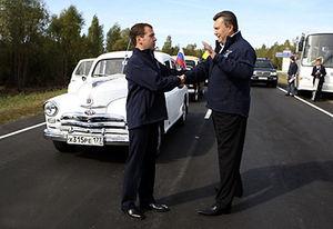Виктор янукович пересек российско-украинскую границу на автомобиле «победа» коричневого цвета, а дмитрий медведев ехал на таком же авто, но белого цвета