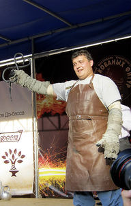 На фестивале кузнечного мастерства в донецке дмитрий халаджи свернул прут, раскаленный до 900 градусов!