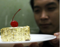 Филиппинский повар предлагает попробовать пирожное, покрытое настоящим золотом и украшенное бриллиантами